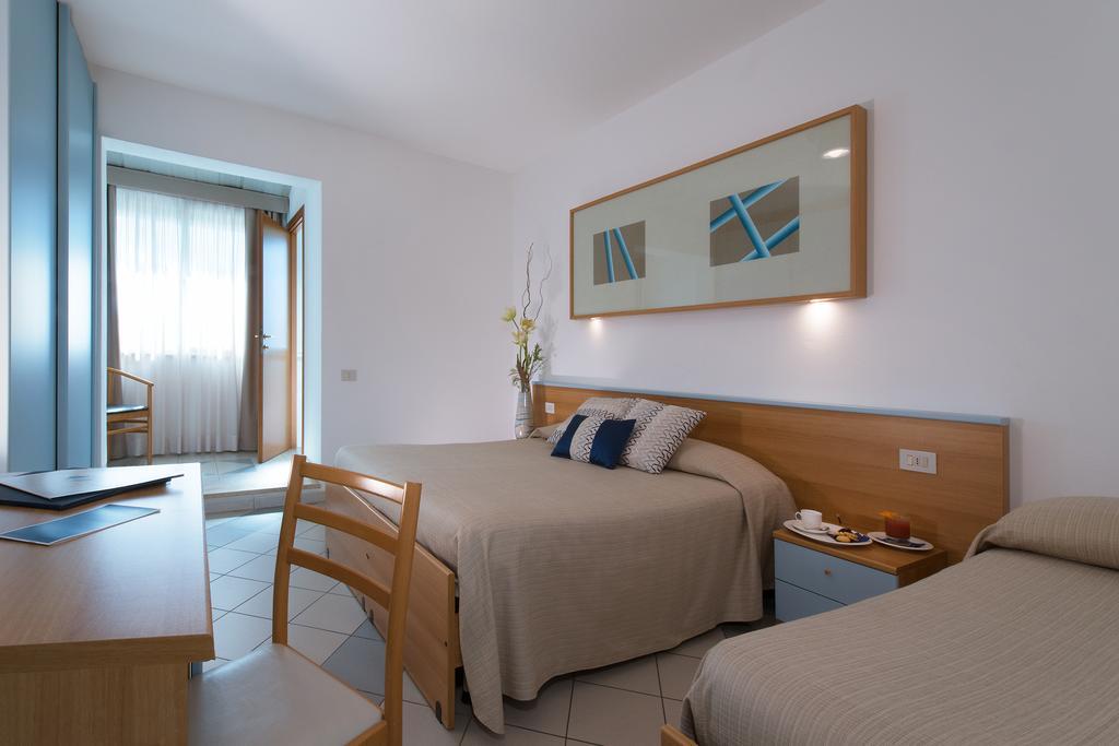 Hotel I Ginepri Марина-ди- Кастаньето Экстерьер фото