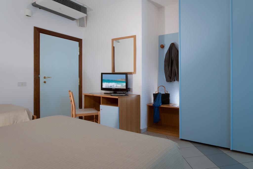 Hotel I Ginepri Марина-ди- Кастаньето Экстерьер фото