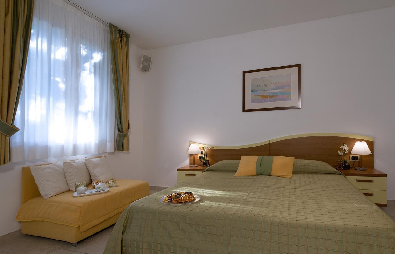 Hotel I Ginepri Марина-ди- Кастаньето Экстерьер фото